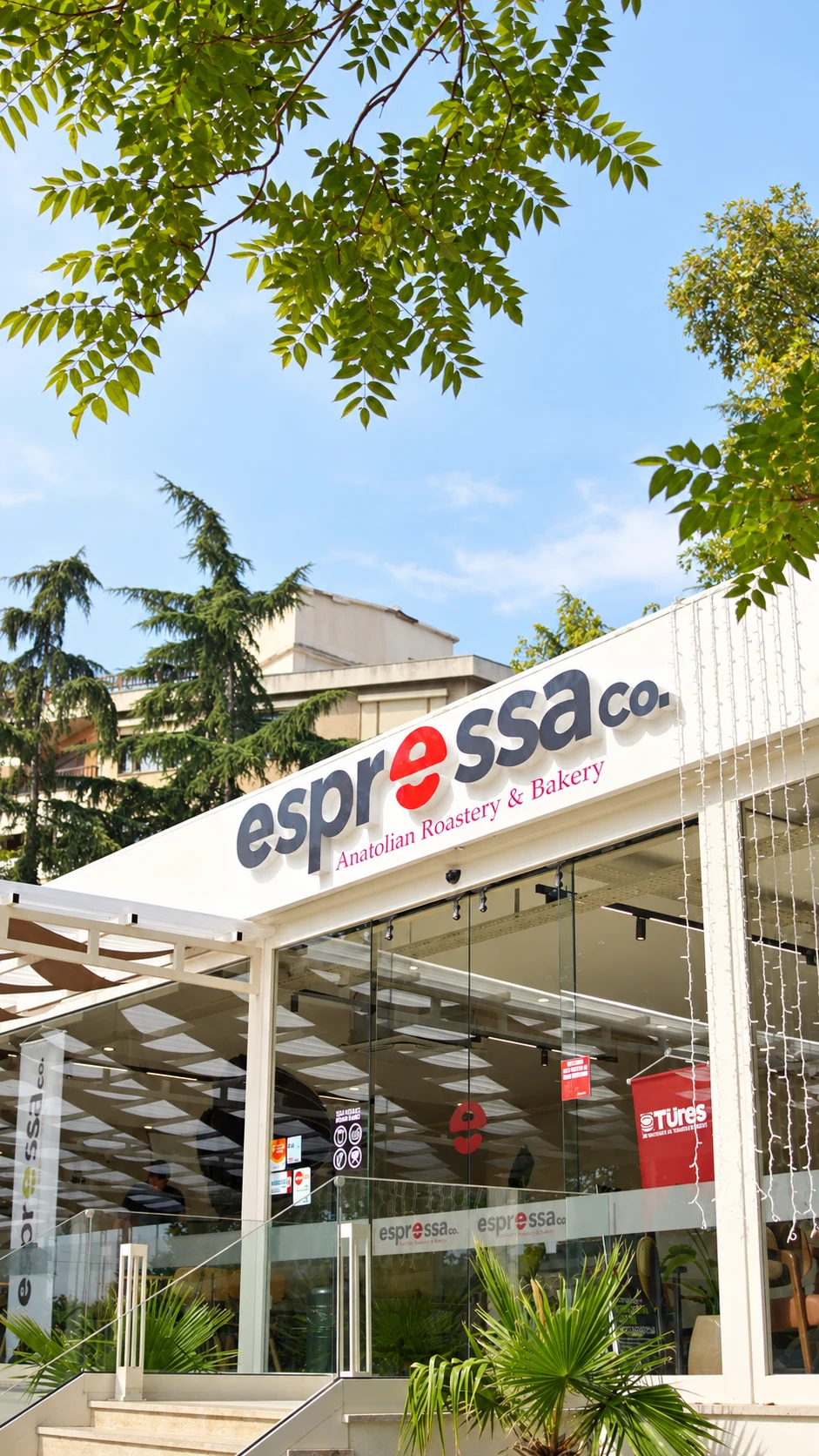 Gökyüzüne karşı Espressa tabelası